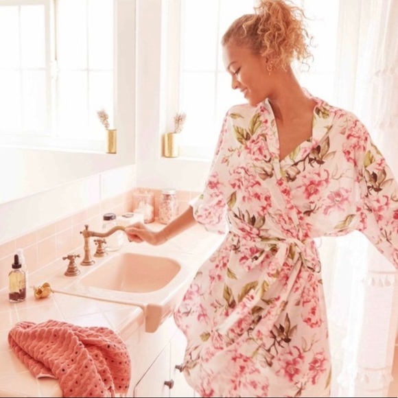 Show Me You Mumu Floral Brie Robe - Picture 2 of 8